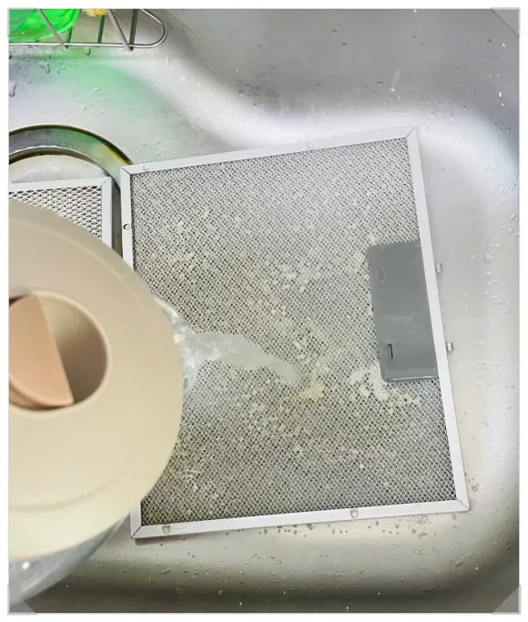 주방 환풍기 필터 청소, 과탄산소다 하나로 기름때 제거하는 법